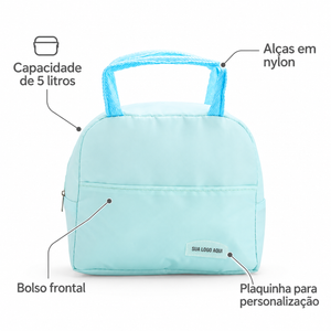 Detalhes da bolsa térmica 5 litros: alças em nylon, bolso frontal e plaquinha para personalização.