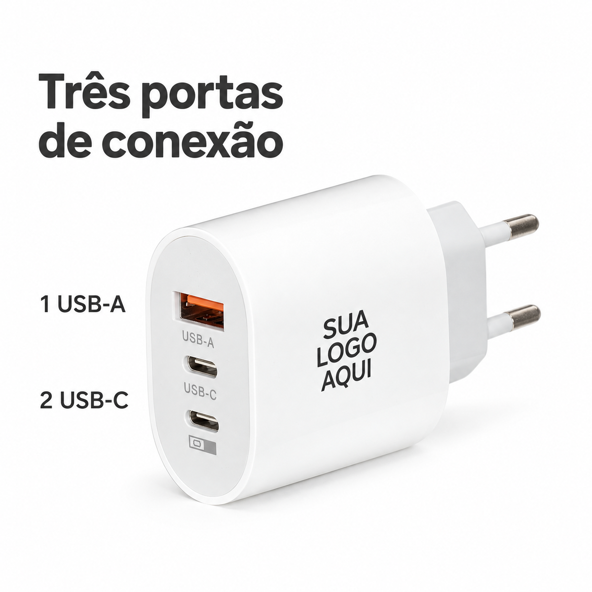 Detalhe do carregador branco com uma porta USB-A e duas portas USB-C.
