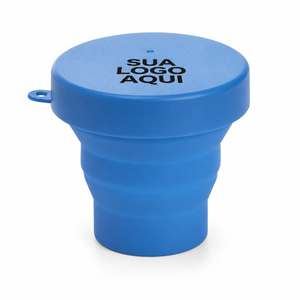 Copo retrátil de silicone 150 ml azul-claro com aplicação ilustrativa Sua logo aqui na tampa.