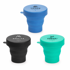 Três copos retráteis de silicone 150 ml com marcas fictícias ilustrando personalização na tampa.