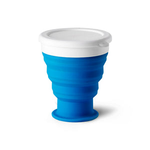 Copo de viagem dobrável em silicone 400 ml azul com tampa branca em PP.