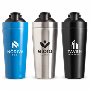 Coqueteleiras azul, inox e preta com três marcas fictícias para demonstração de personalização.