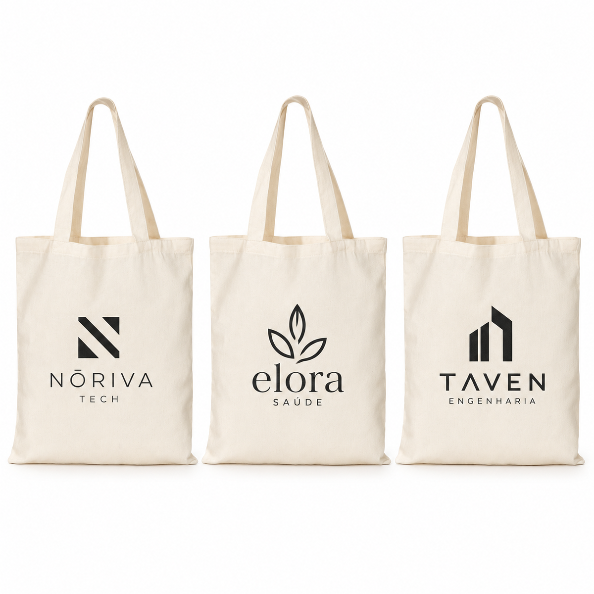 Três ecobags de algodão natural com marcas fictícias demonstrando personalização em preto.