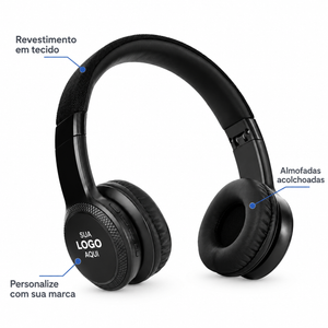 Detalhes do fone preto: revestimento em tecido, almofadas acolchoadas e aplicação de marca na lateral.
