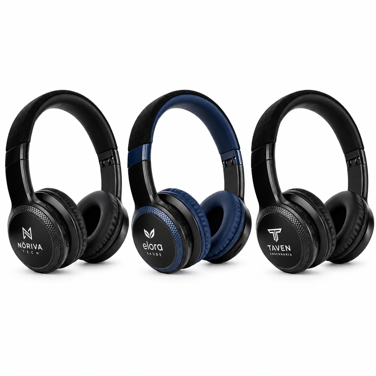 Três fones nas cores preta e azul com marcas fictícias demonstrando personalização lateral.