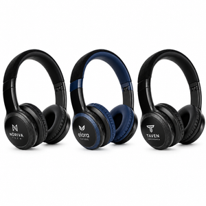 Três fones nas cores preta e azul com marcas fictícias demonstrando personalização lateral.