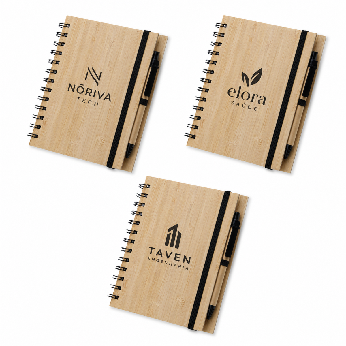 Três blocos de anotações em bambu com caneta e exemplos ilustrativos de personalização