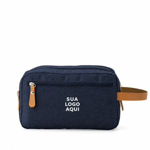Nécessaire de Poliéster Personalizada — SKU 18753 — capa com aplicação ilustrativa Sua logo aqui