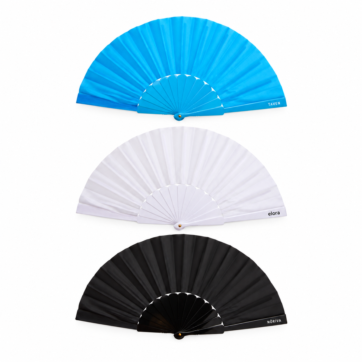 Três leques nas cores azul, branco e preto com marcas fictícias de demonstração na haste.