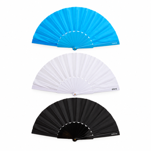 Três leques nas cores azul, branco e preto com marcas fictícias de demonstração na haste.